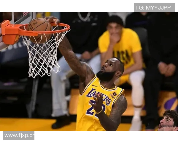 湖人队与老鹰队激战正酣NBA赛场精彩瞬间回顾与分析 湖人队与老鹰队激战正酣NBA赛场精彩瞬间回顾与分析